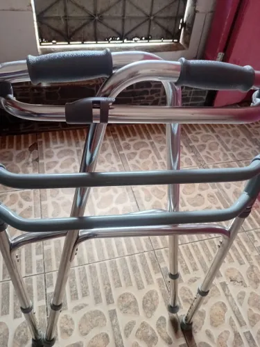 Andador pra pos cirurgia de joelhos etc..