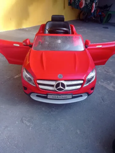 Carro elétrico Mercedes Benz só falta bateria