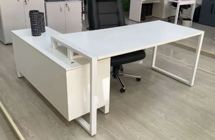 Mesa para escritório com armário lateral