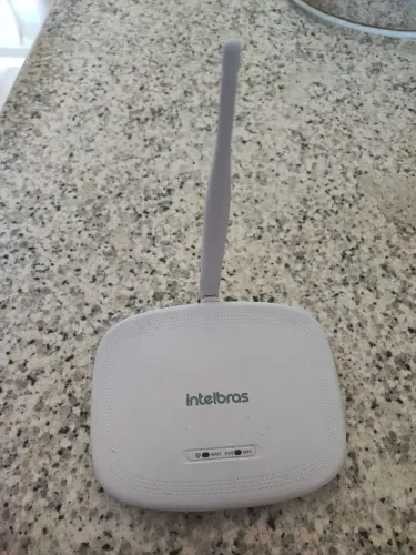Roteador Intelbras Wi-Fi com fonte e cabo de rede.