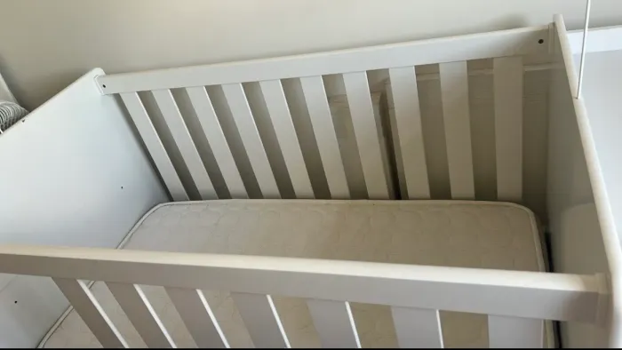 Berço com cama auxiliar e cômoda acoplada
