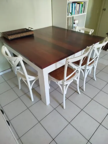 Mesa de jantar com 4 cadeiras