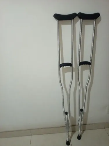Par de Muletas Novas