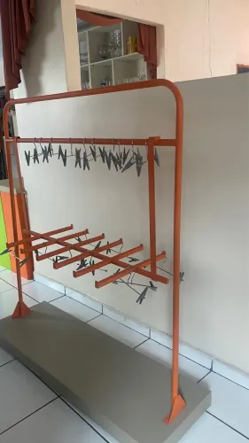 Arara com cabides para roupas de crianças