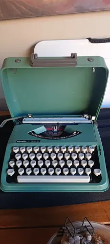 Máquina de escrever Olivetti Lettera 82