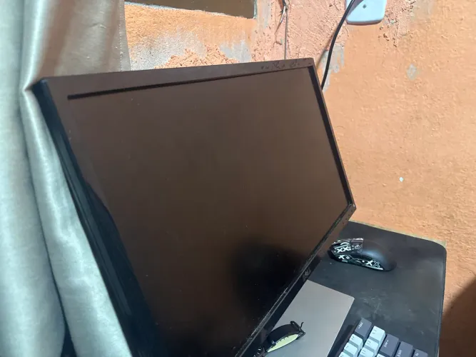 Monitor Dell + Acompanha 2 mouse da Red dragon e um fone de ouvido Headset
