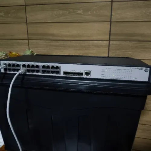 Switch HP V1910-24G Gerenciável 24 Portas Gigabit - 4 SFP - SEMI-SELADO