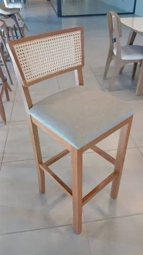 VENDO BANQUETA 75CM EM TECIDO E MADEIRA COM TELA NO ENCOSTO PEÇA ÚNICA!