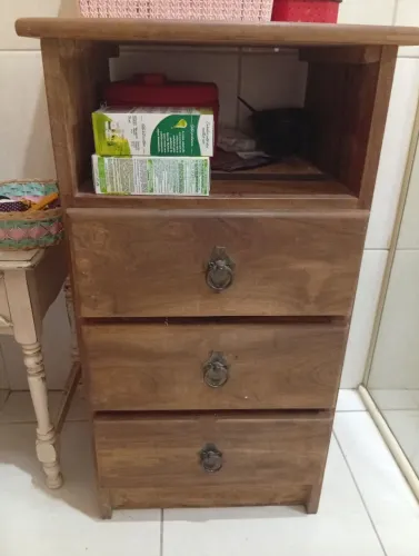 Armário de madeira maciça