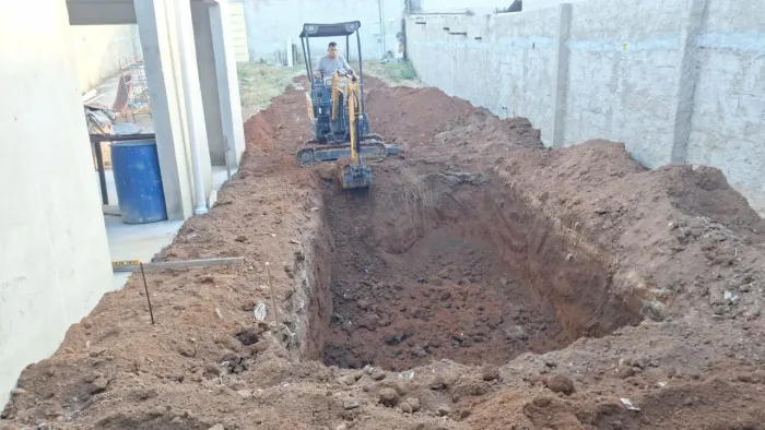 Escavação com miniescavadeira 