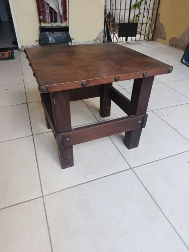 MESA DE CENTRO SE MADEIRA COM TAMPO DE COURO