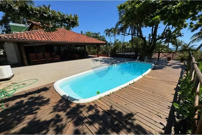 Refúgio Moderno: Casa Ilhabela com Piscina e Jardim