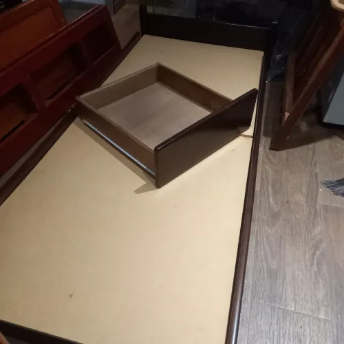 Cama de solteiro ótima com 03 gavetas embaixo e colchão 