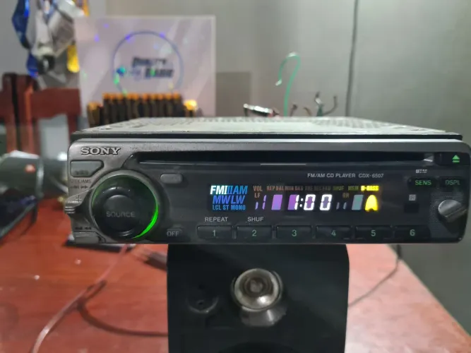 Toca cd sony dos antigos com bluetooth no AM e led no display