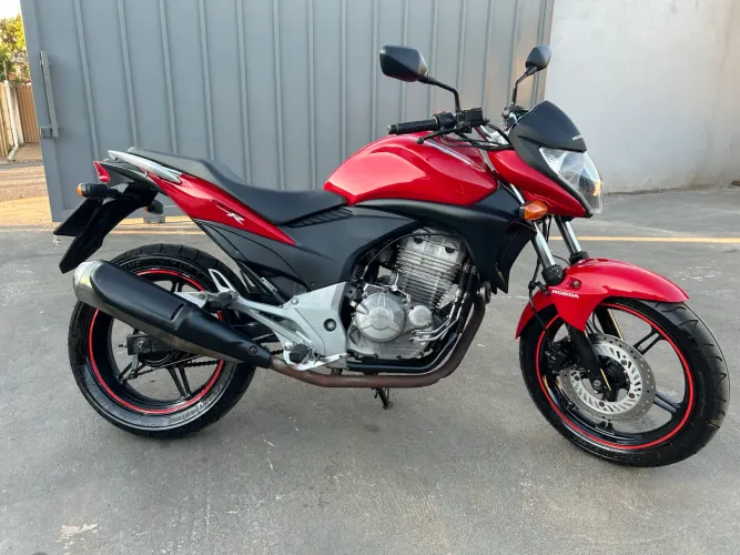 Honda CB 300R 2011 - Completa, excelente estado, só transferir.