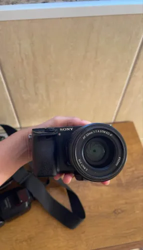 Camera a 6300 Sony. Acompanha flash, guimball e lente 33mm viltrox 