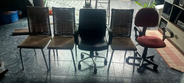 VENDE-SE 5 CADEIRAS .450 reais.