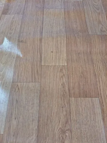 revestimento de piso vinílico em manta com estampa amadeirada.