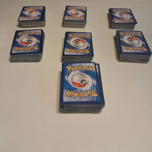 Lote com 60 cartas Pokémon aleatória + 10 energias + 10 códigos de brindes
