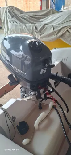 Motor de popa Yamaha 6 HP 4 tempos , com menos de 15 horas de uso .