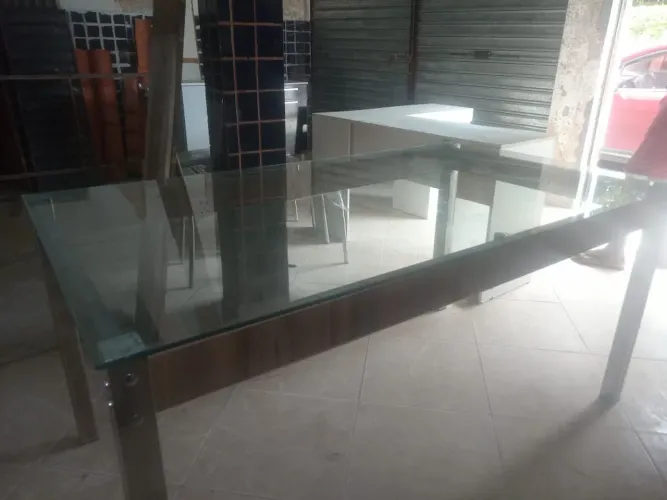 Vendo mesa com cadeiras. 6 lugares com pouco uso.