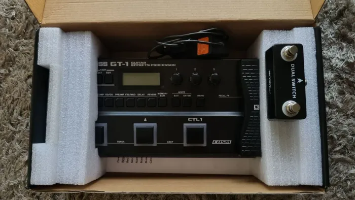 Pedaleira Boss GT-1/ MUITO NOVA