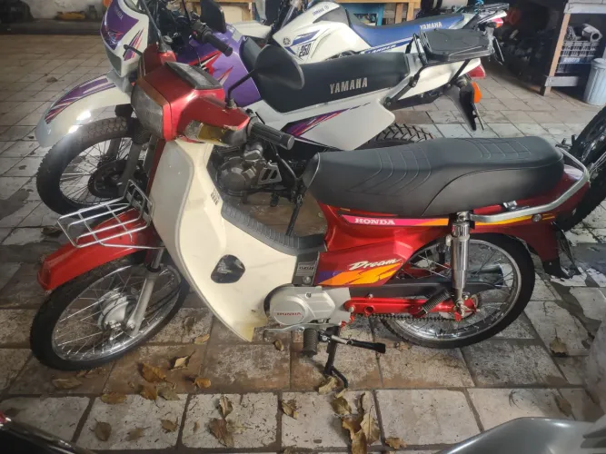 Honda C100 Drean 1997 restaurada