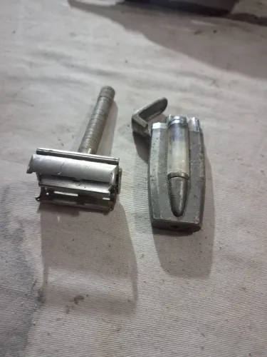 Barbeado e isqueiro antiguidade