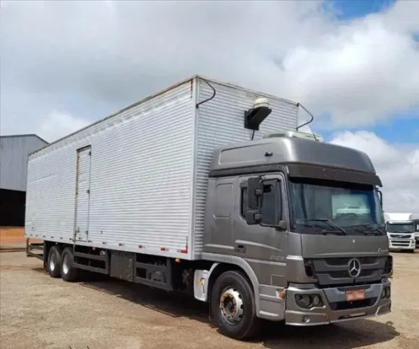 mb atego 2426 6x2 ano 2013 Baú 11m