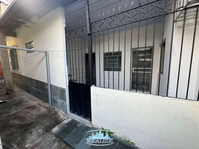 Código 4780 - Aluga casa na Rua Grafite, n°35, fundos, bairro Iguaçu, com 02 quartos