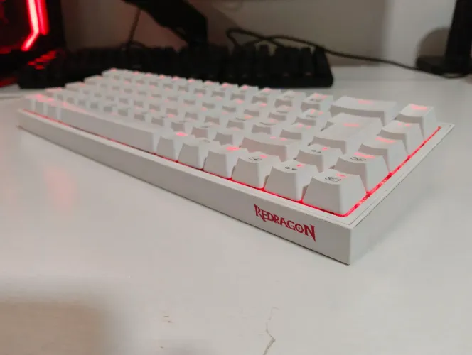 "Teclado Mecânico Redragon Castor K631W-RGB - White, 60%, RGB - Usado"