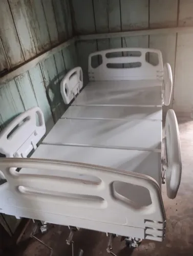 Cama Hospitalar elevação 3 manivelas, com colchão.