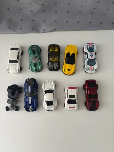 10 carrinhos hot wheels modelos aleatórios