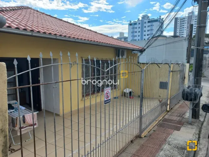 Casa à venda em Barreiros com 4 quartos (2 suítes).