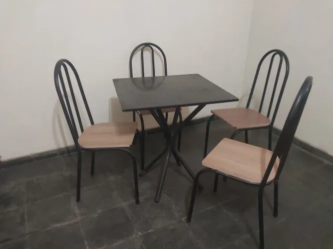 MESA COM 4 CADEIRAS
