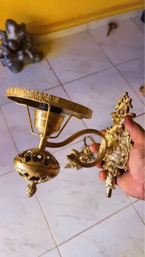 Lindo par de arandelas em bronze muita antigas 