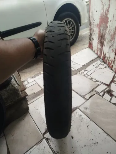 Vendo pneus para Honda 150 e/ou 160 e Fazer 150 em ótimo estado e capacete.