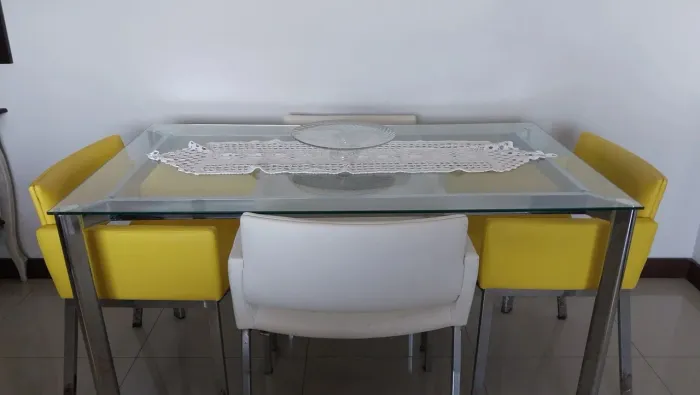 Mesa retangular com base de vidro, com 4 poltronas
