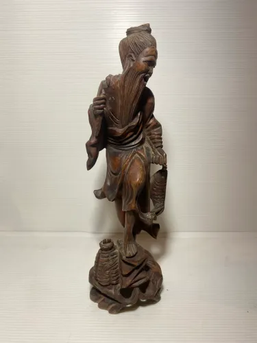 Escultura oriental ancião de madeira talhada