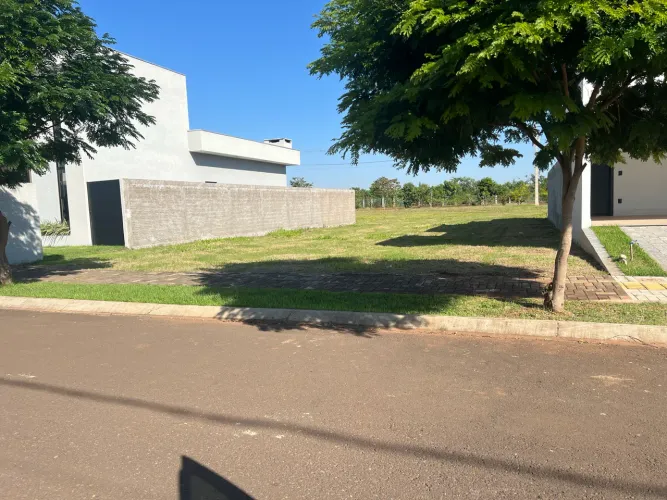Terreno a venda no condomínio Iguaçu próximo ao hotel Carima