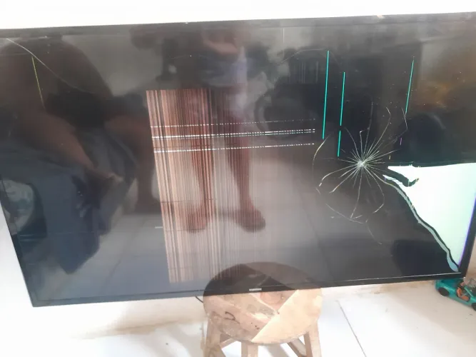 Vendo televisão de 50 polegadas pra retirada de peças preço negociável pra vender ligeiro