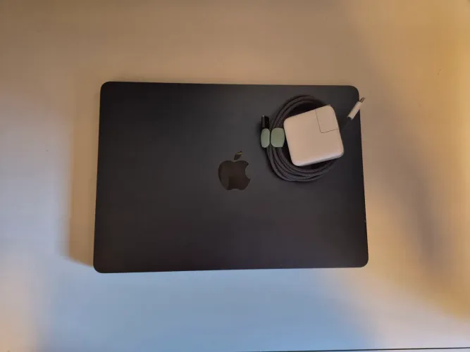 MacBook Air M2 8GB Pouco usado Bateria 100% impecável 