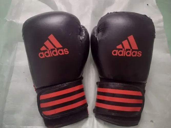 Kit Luva Adidas 12oz + Bandagem - descascando - Funcional