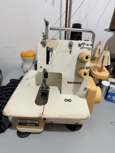 Máquina de overlock galoneira Sansei