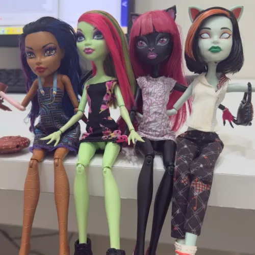 Monster High Lote: Catty Noir, Robbeca Steam, Venus McFlytrap, Scarah Screams.
