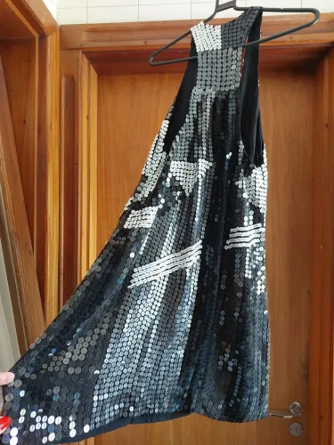 Vestido novo. Marca animale . seda pura . Todo bordado em paetê branco e preto