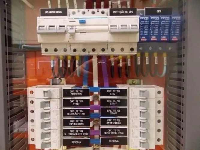 Eletricista nas Imediações do Aeroporto
