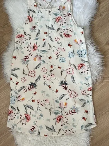 Vestido curto com estampa floral branca