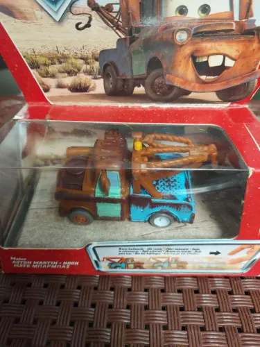 Carro pullback Guincho Aston Martin filme Cars Disney Pixar 
