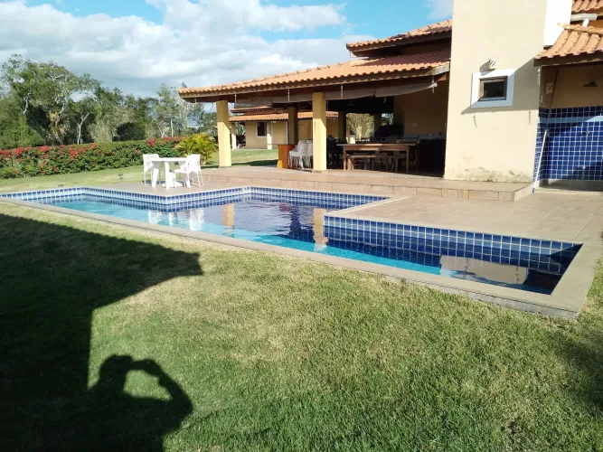 Lindíssimo sítio de 6 t, com casa de 4 suites, poço artesiano, piscina, academia e pomar